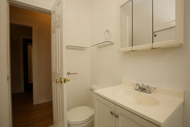 Building Photo - 1305 Oak Ave