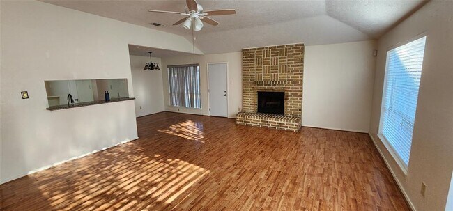 Foto del edificio - 16755 Maplemont Dr