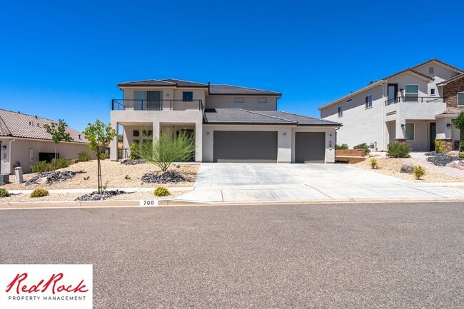Building Photo - Stunning 4 Bedroom Home. Dog friendly!