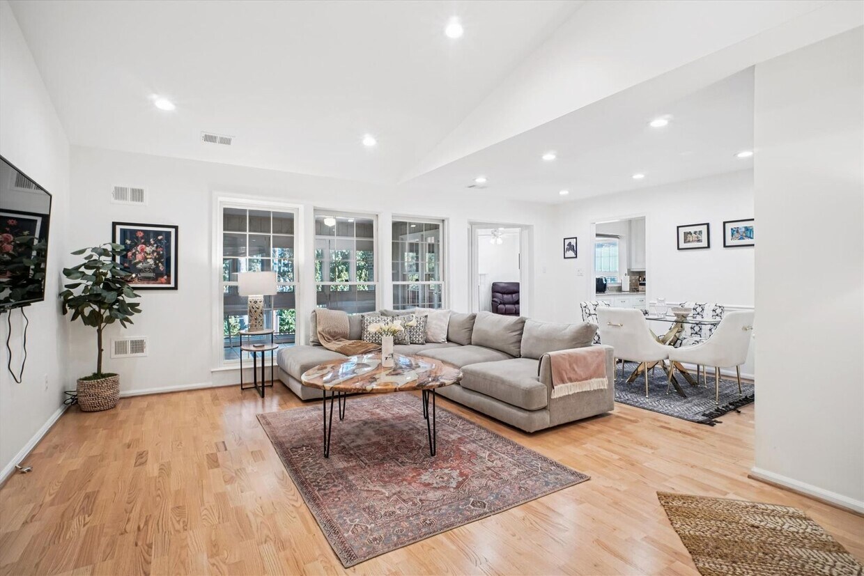 Furnished 2BR/2BA plus den located at Tuck... - Furnished 2BR/2BA plus den located at Tuck...