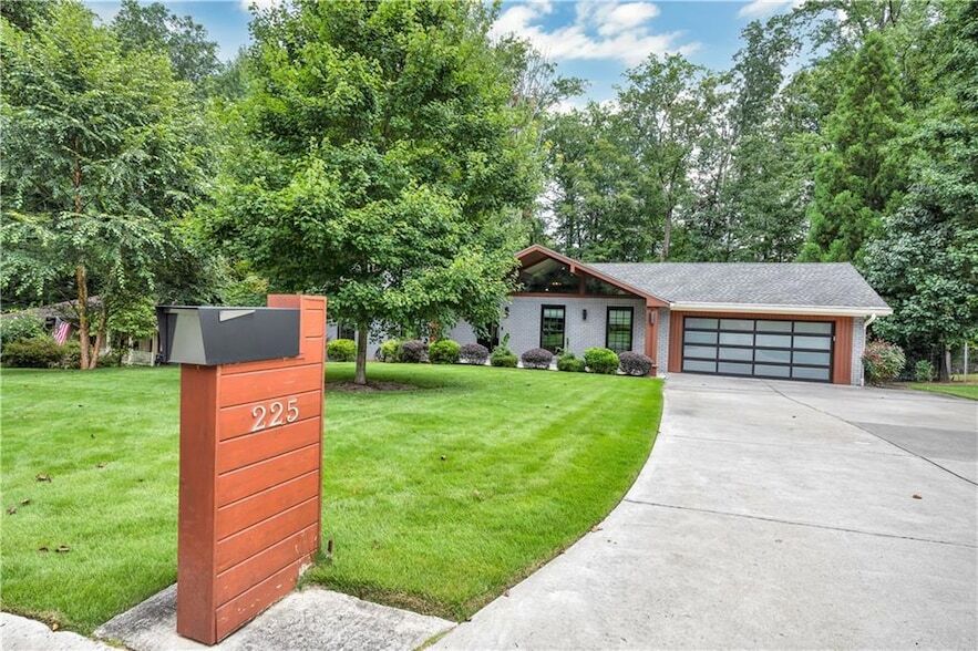 Foto principal - 225 Jayne Ellen Way