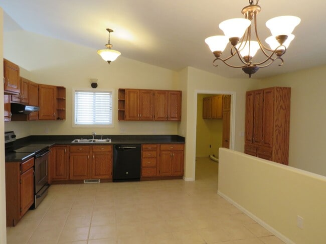 Building Photo - 5 Bed/ 3 Bath/ 3 Car Garage Gorgeous Executive Home in Coveted Castlewood Subdivision