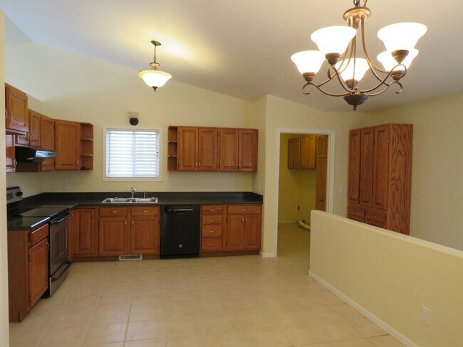 Foto del edificio - 5 Bed/ 3 Bath/ 3 Car Garage Gorgeous Executive Home in Coveted Castlewood Subdivision