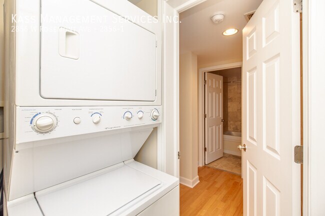 Building Photo - Gorgeous 2bed with In Unit W/D - Stainless...