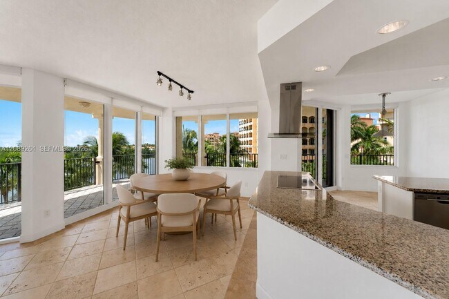 Foto del edificio - 13627 Deering Bay Dr
