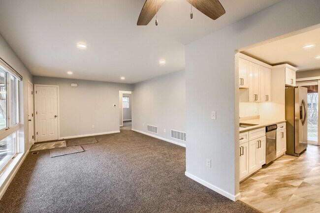 Foto del edificio - Fully Renovated 5 Bedroom Denver Home w/ F...