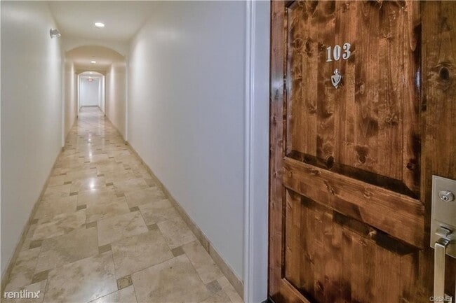Building Photo - 4550 Coldwater Canyon Ave