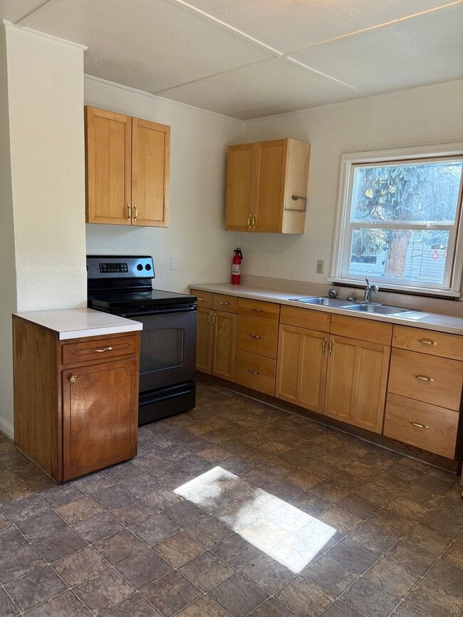 Building Photo - 2BR Pet-Friendly Home w/ Fenced Yard