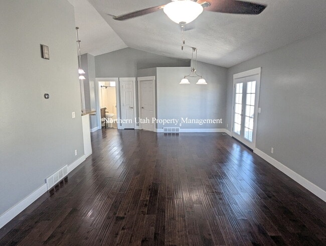 Foto del edificio - 6 Bed 3 Bath Home with Everything!