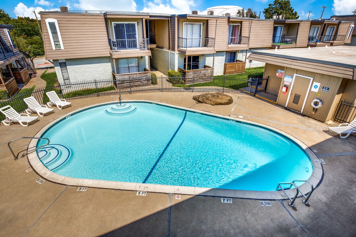 Las Palmas Apartments at 808 E Sanford St Arlington, TX