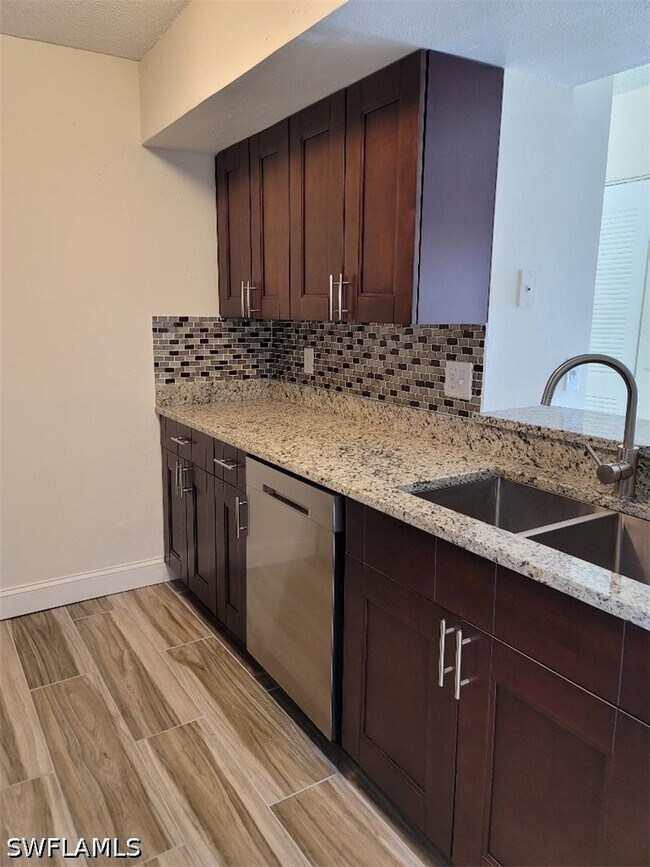 Building Photo - 190 Santa Clara Dr