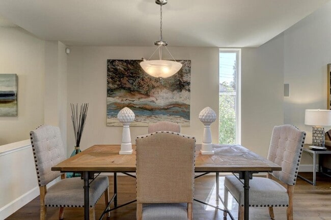 Building Photo - Exceptional End-Unit Townhome in Sterling ...