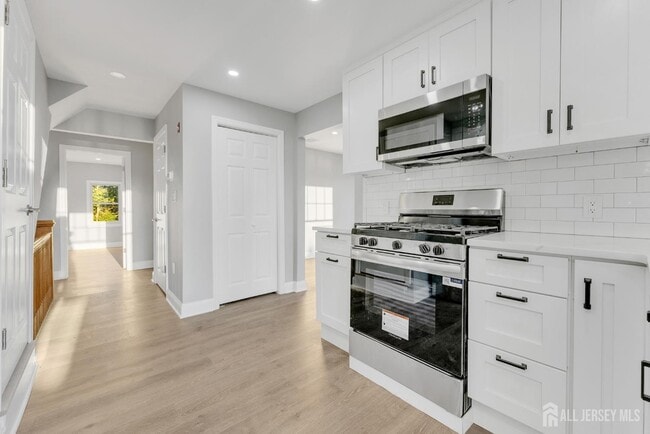 Building Photo - 15 N Main St