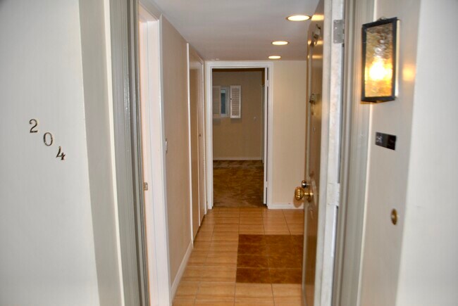 Building Photo - 6752 Hillpark Dr