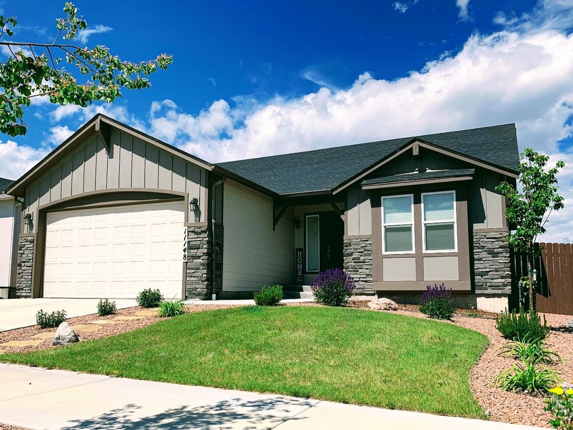 Foto principal - Immaculate 4 Bed 4 Bath Home in School Dis...
