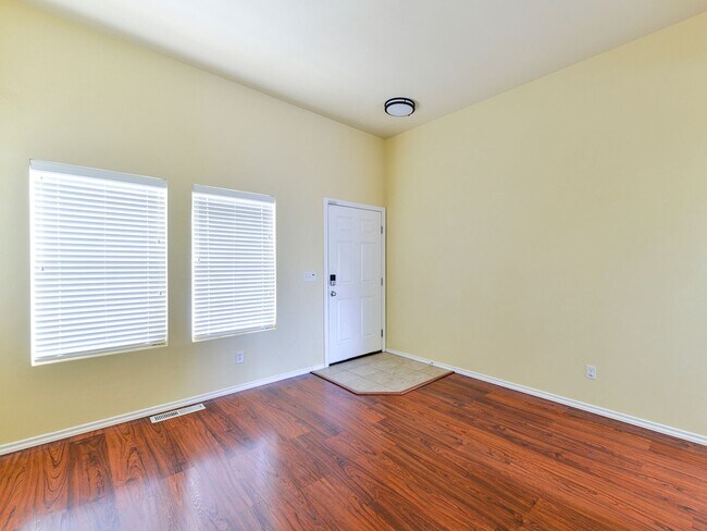 Building Photo - Charming 3-Bedroom Home with Spacious Back...