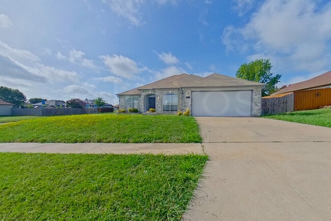 Building Photo - 4914 Glenoak Dr