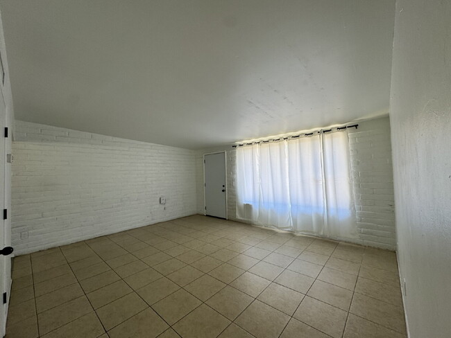 Foto del edificio - Move in ready 2 bedroom duplex!