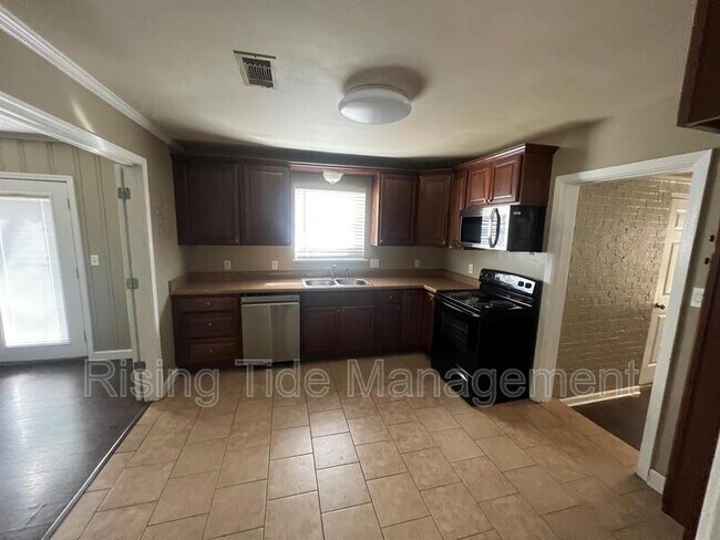 Foto del edificio - 3704 Honeysuckle Rd