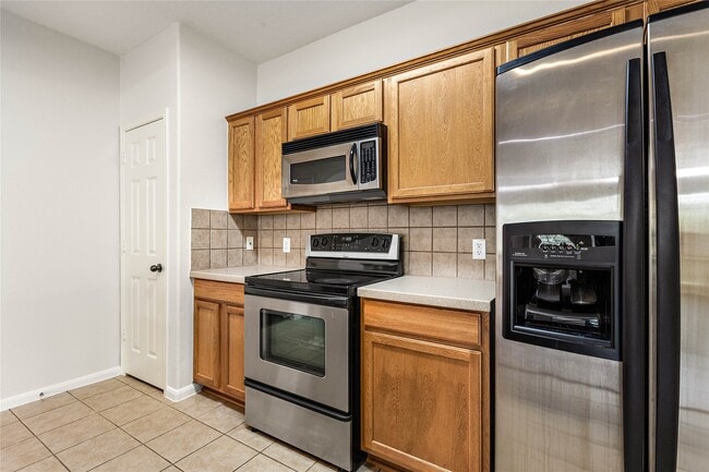 Building Photo - 6607 Lake Woodlands Dr