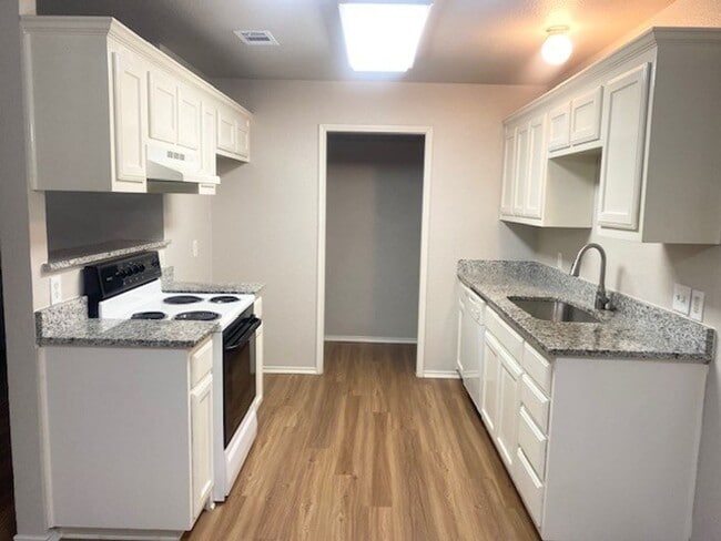 Building Photo - 305 Schumacher Dr