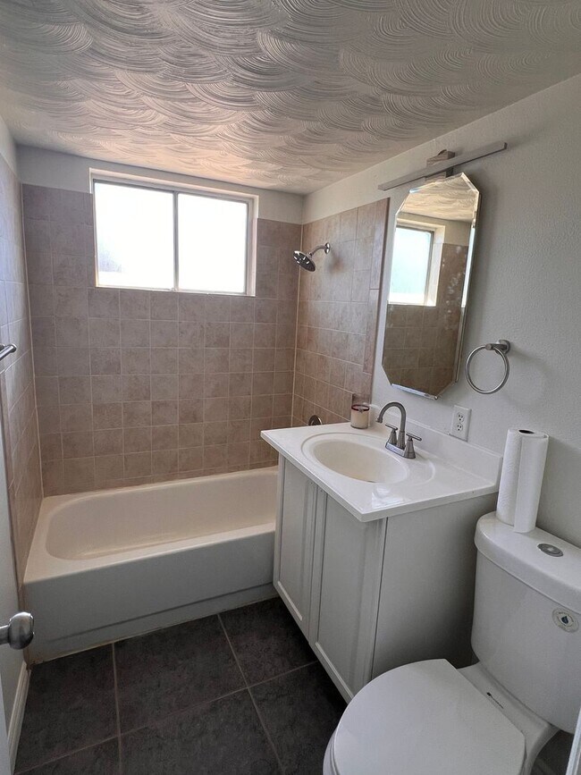 Foto del edificio - New flooring and paint 3 bedroom home.  Hu...