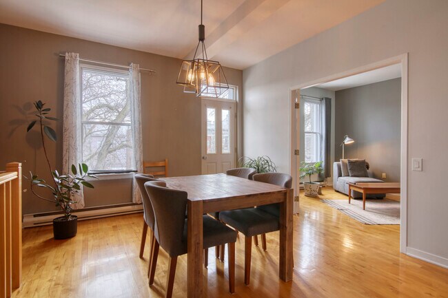 Photo du bâtiment - 4777 Rue Adam