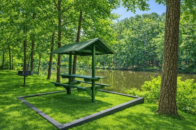 Building Photo - Lakeside Townhomes