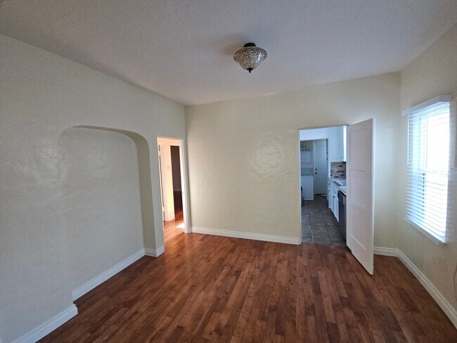 Comedor - 504 N Sweetzer Ave