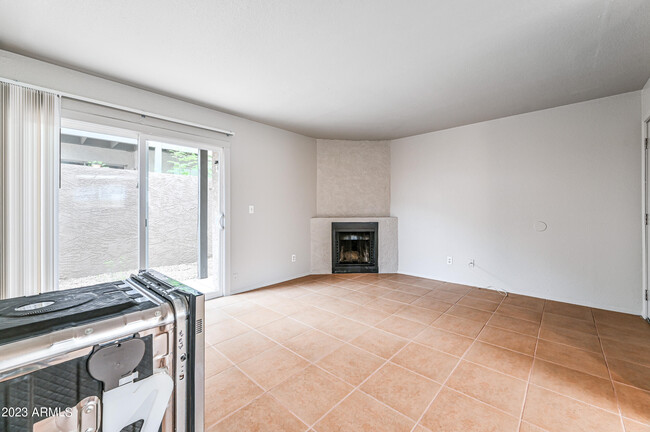 Building Photo - 1560 W Sahuaro Dr