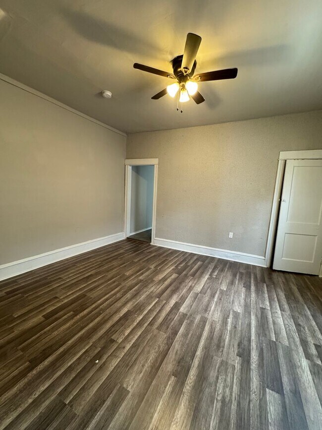 Foto del edificio - Spacious 3-Bedroom Home in Elmwood Park — ...
