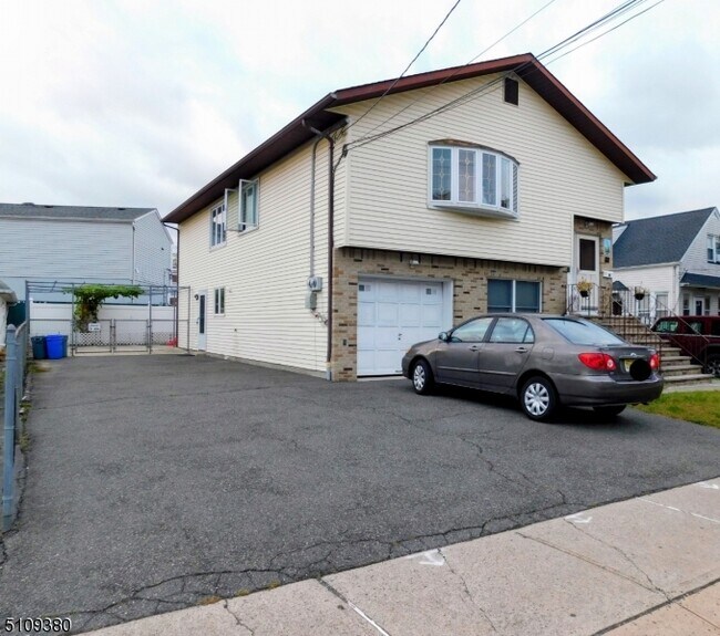 37 Farnham Ave, Garfield, NJ 07026 Room for Rent in Garfield, NJ
