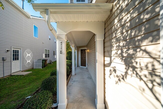 Foto del edificio - 718 Delta Downs Dr