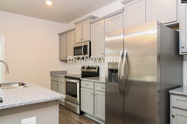 Building Photo - 553 Glenmanor Dr