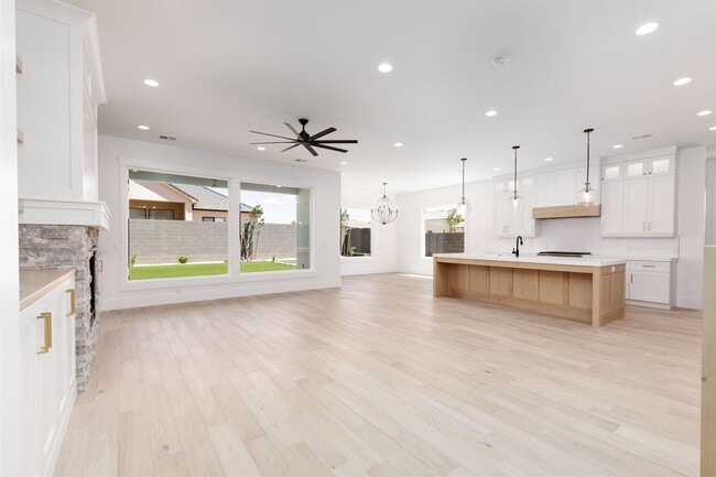 Foto del edificio - Stunning 5 bed 4 bath with RV Garage