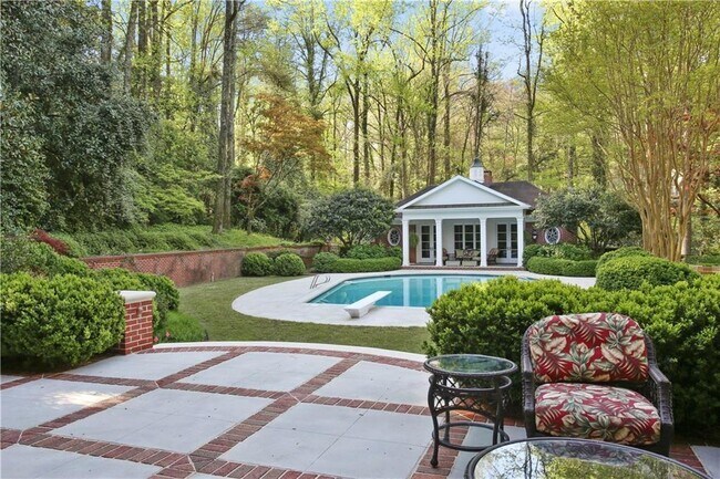 Foto del edificio - 3460 Tuxedo Rd NW