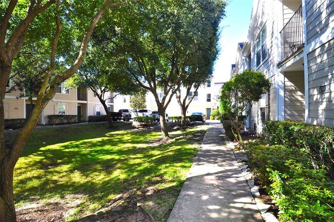 Building Photo - 1140 W 25th St