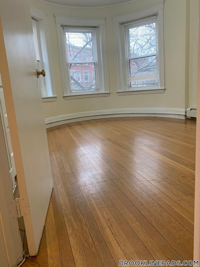 Foto del edificio - 208 Winthrop Rd