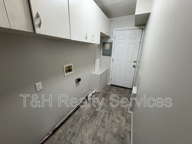 Building Photo - 4817 Leone Dr