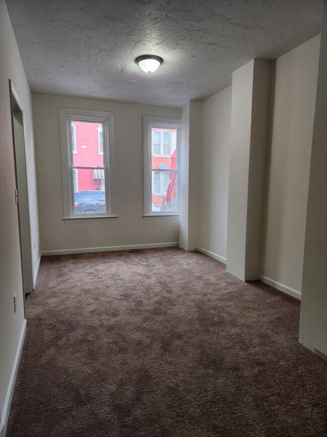 Foto del edificio - 4 br, 1.5 bath House - 468 WALNUT STREET