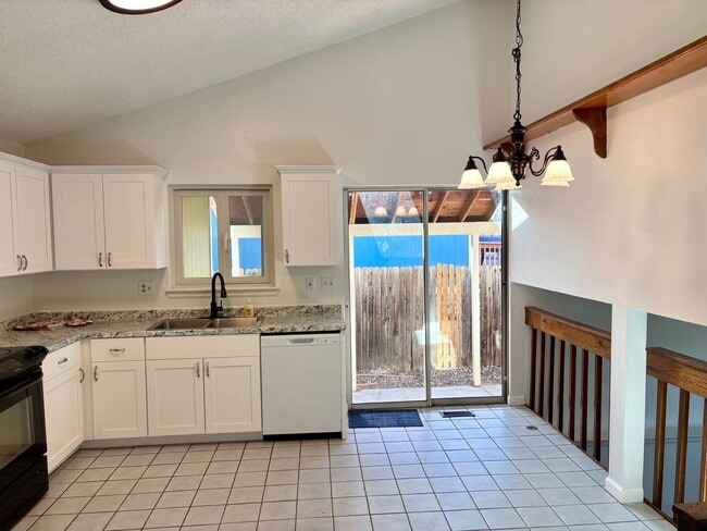 Building Photo - Remodeled 3bd 2ba ready for rent in Fox Hill neighborhood Aurora CO