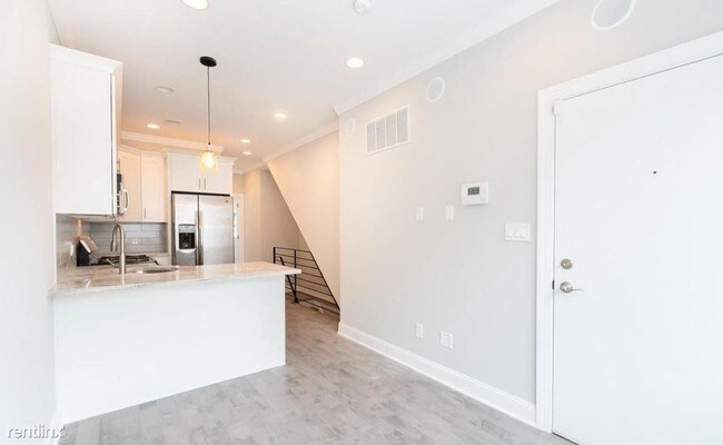 Building Photo - 2 br, 2 bath  - 2440 W Jefferson St