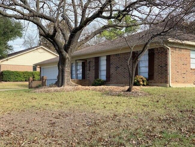 Building Photo - Coming Soon! 4 Bedroom, 2 Full Bath Home L...