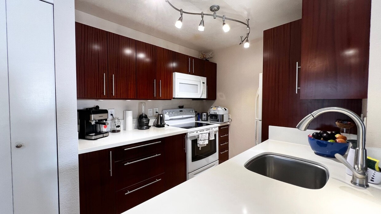Primary Photo - PARTLY FURNISHED PET Friendly $2900/month ...