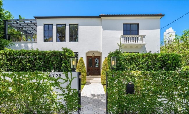 Foto del edificio - 5728 Pine Tree Dr