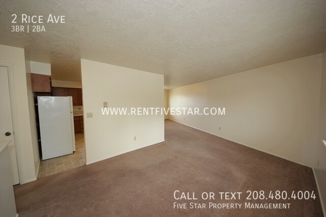 Building Photo - 3 Bedroom Duplex Near ISU! Visit rentfives...