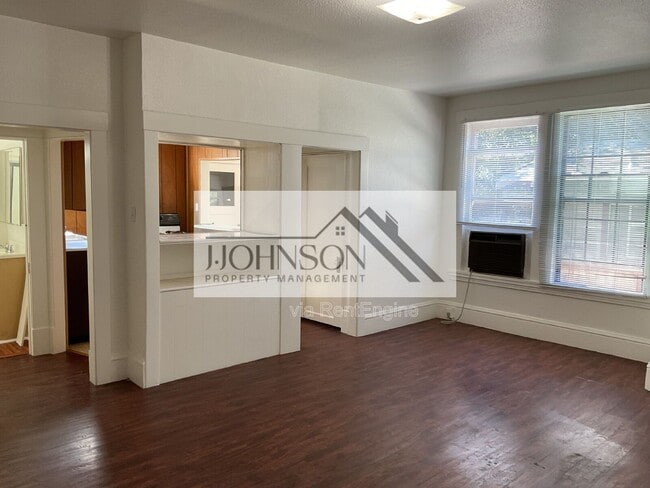 Building Photo - 830 N Van Buren St