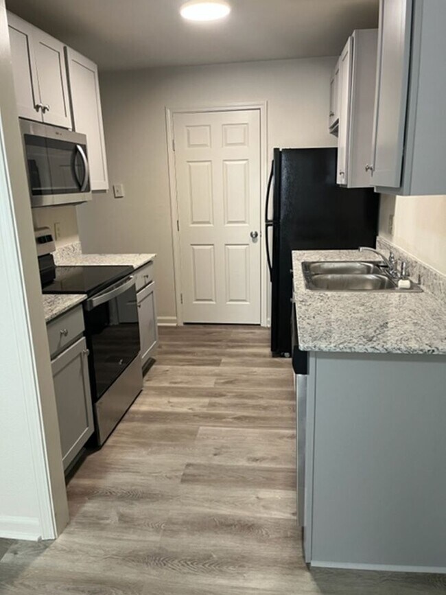 Building Photo - Newly Remodeled Townhome