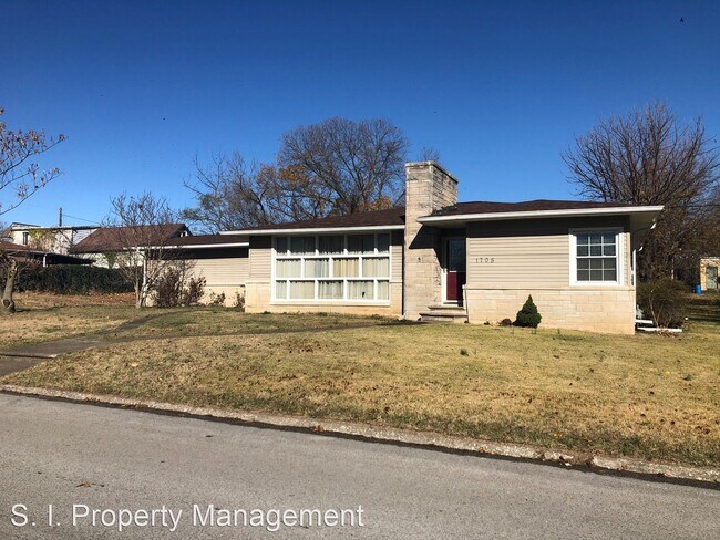 Building Photo - 3 br, 2 bath House - 1705 E. Oak