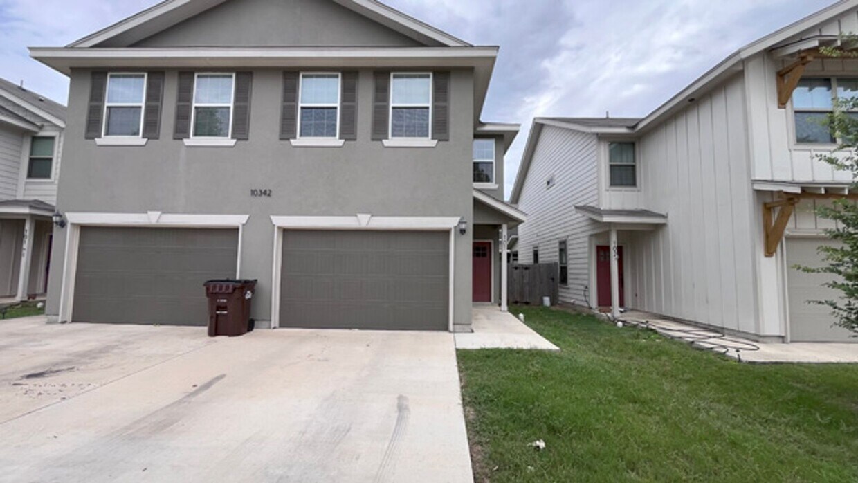 Foto principal - Gorgeous 3-Bed Townhome with Private Yard ...